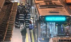 Durakta feci ölüm! Sefaköy'de yola düşen kişi, metrobüsün altında kalarak hayatını kaybetti